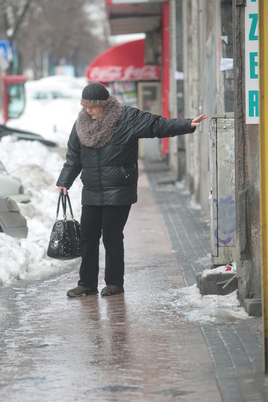 Kretanje po zaleđenim ulicama predstavlja noćnu moru za pešake