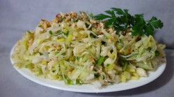 Ekspresowa surówka z pora i orzechów. Przepyszny i orzeźwiający przepis od Heni Foks