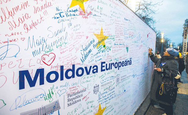 Ściana naprzeciwko pałacu prezydenckiego upamiętniająca rozpoczęcie negocjacji akcesyjnych, Kiszyniów, 17 grudnia 2023 r.