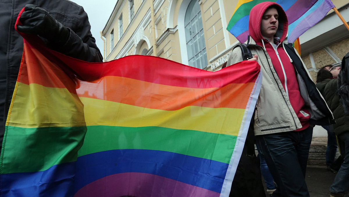 Senat przyjął wczoraj ustawę zakazującą dyskryminacji w pracy ze względu na orientację seksualną. Jeśli poprze ją Izba Reprezentantów, będzie to znaczny postęp w kwestii praw gejów w USA. Ustawa od dwóch dekad była bez powodzenia zgłaszana w Kongresie.