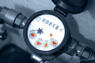 Mieszkańcy płacą za śmieci więcej, niż wynika z licznika