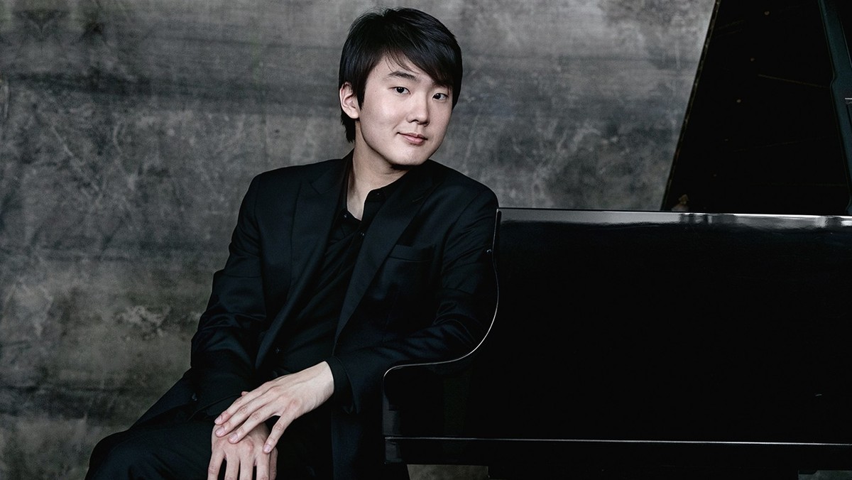 Zwycięzca XVII Międzynarodowego Konkursu Pianistycznego im. Fryderyka Chopina -  Seong-Jin Cho zagłębia się w świat muzyki Claude’a Debussy’ego w przeddzień setnej rocznicy śmierci wybitnego francuskiego kompozytora. Album ukaże się 17 listopada.