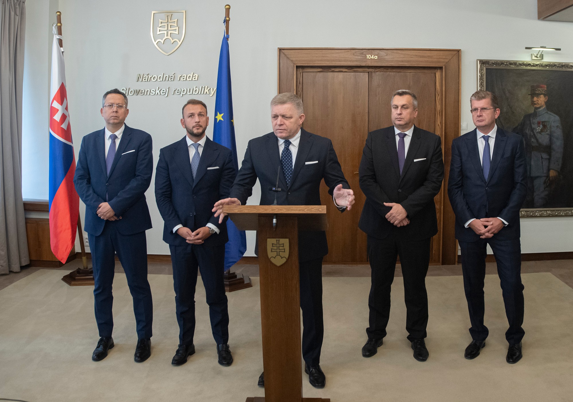 Zľava minister financií SR Ladislav Kamenický (Smer-SD), predseda Hlas-SD a minister vnútra SR Matúš Šutaj-Eštok, predseda Smer-SD a premiér SR Robert Fico, predseda SNS a podpredseda parlamentu Andrej Danko a podpredseda parlamentu dočasne poverený jeho vedením Peter Žiga (Hlas-SD).