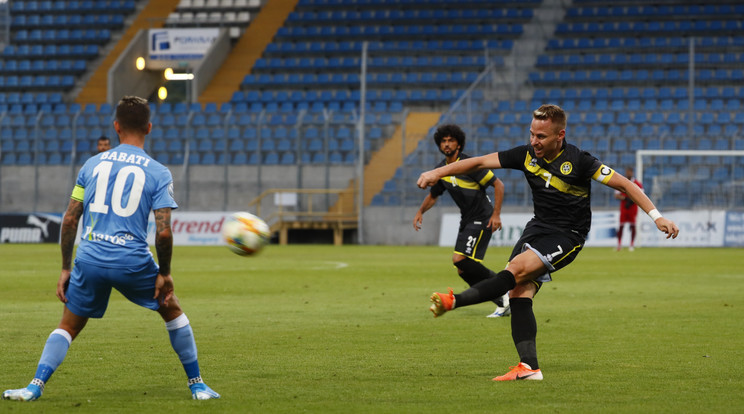 Dzsudzsák szabadrúgásból szerzett elképesztően nagy gólt a mérkőzésen / Fotó: Fuszek Gábor