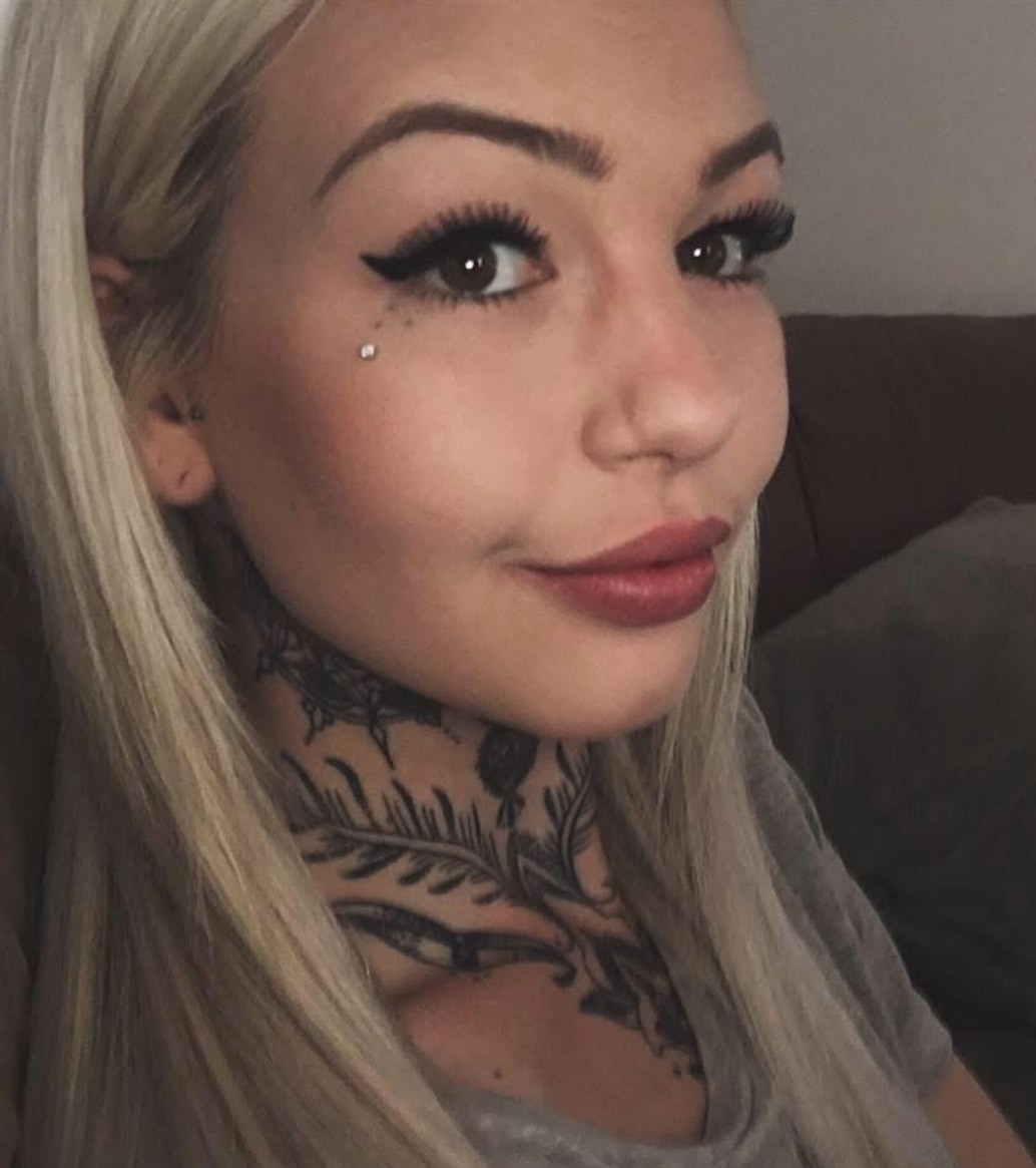Amber bez tetovaní.