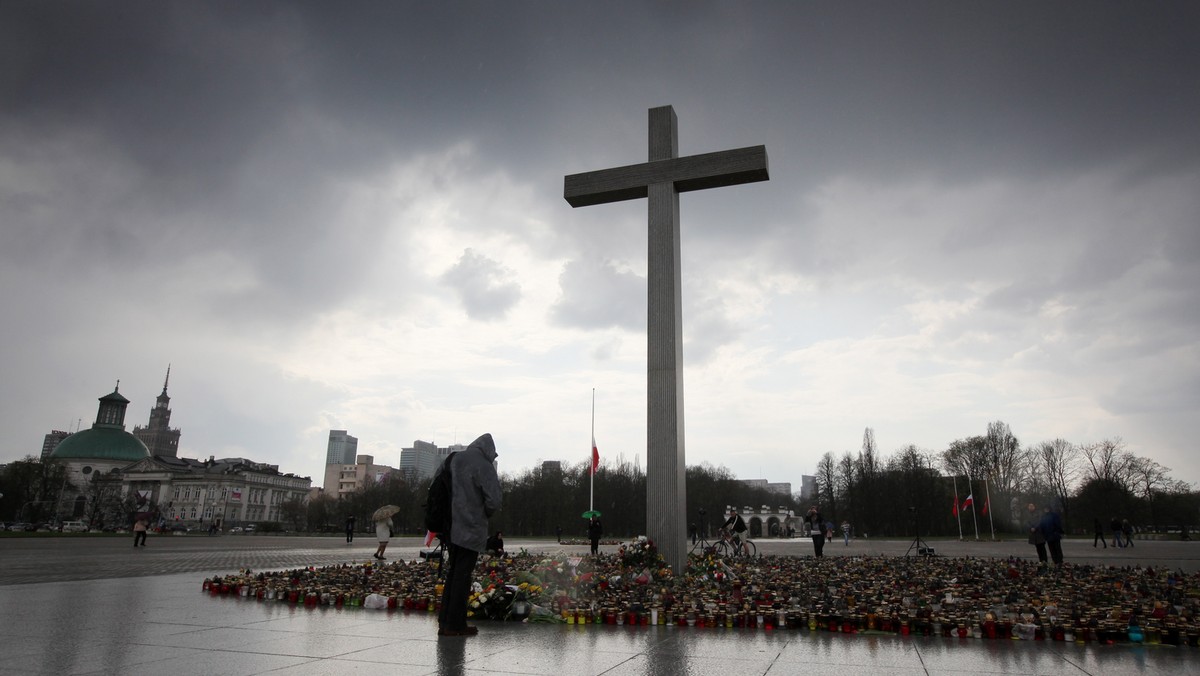 Tragedia na placu Piłsudskiego w Warszawie. Niedaleko krzyża papieskiego podpaliła się kobieta. Jak dowiedziało się Radio ZET, zrobiła to w proteście przeciwko leczeniu swojej córki.