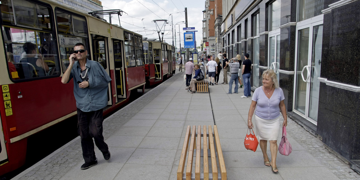 Ławki i buda tramwajarzy tak wygląda przebudowa rynku w Katowicach.