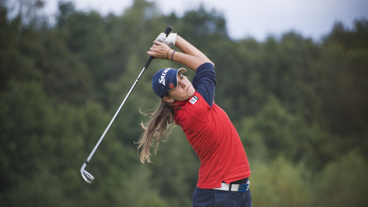 Golf jest sportem, który coraz bardziej zyskuje na popularności w naszym kraju. Jedna z najlepszych polskich zawodniczek w tej dyscyplinie Martyna Mierzwa właśnie ogłosiła, że przechodzi na zawodowstwo, a jej celem jest udział w igrzyskach olimpijskich w Rio w 2016 roku - donosi "Rzeczpospolita".