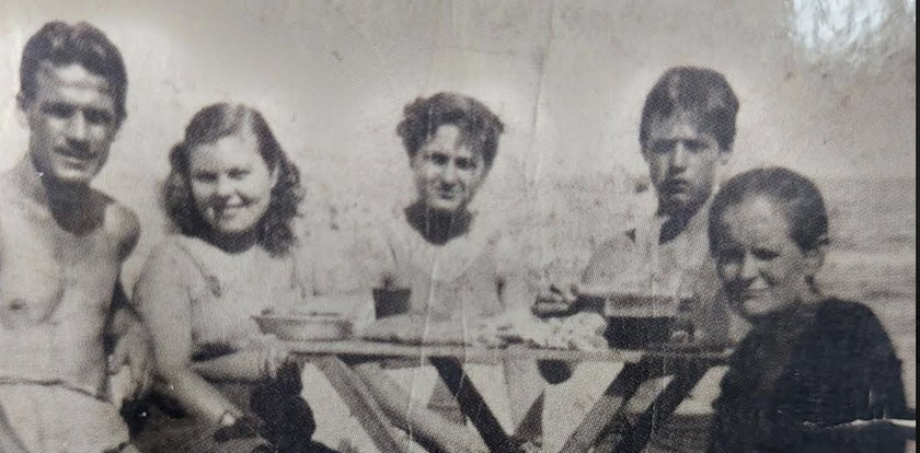 Matka, dwie siostry, dwóch braci i puste miejsce przy stole. Tajemnica starego zdjęcia sprzed 76 lat została rozwiązana