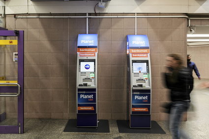 Spadła liczba bankomatów w Polsce. Wypłacamy z nich jednak więcej pieniędzy