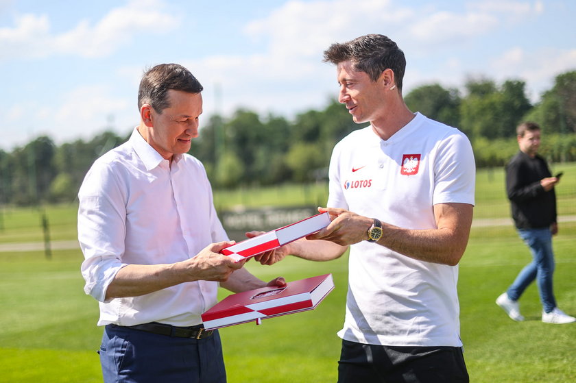 Premier Mateusz Morawiecki i Robert Lewandowski