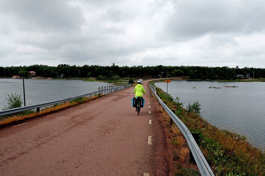 Wyspa Finholma, droga łącząca wyspy 