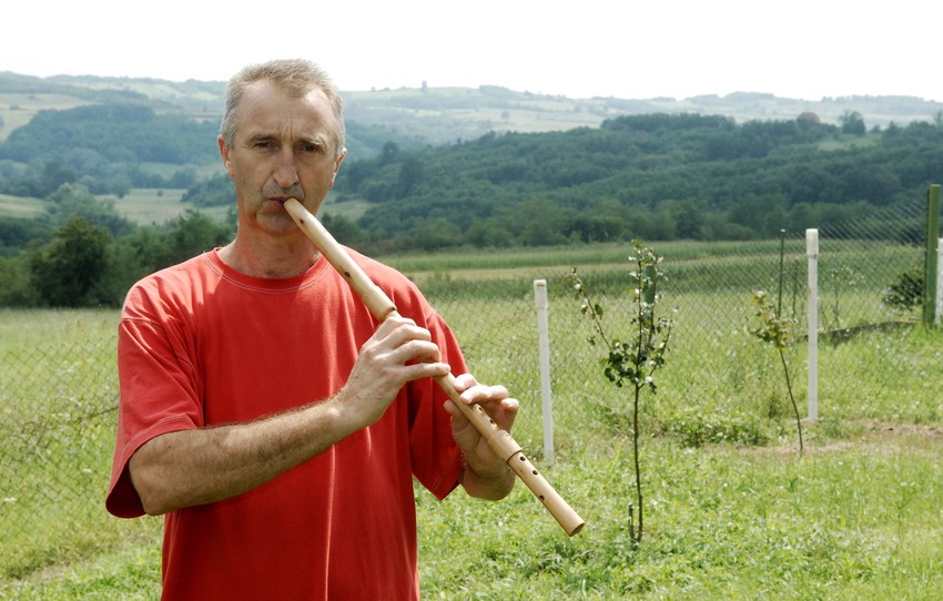 Svira 16, a sam je izumeo četiri instrumenta: Josip Komljenović