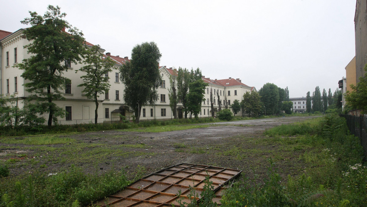 "Dziennik Polski": Spółka dzierżawiąca od gminy teren przy ulicy Karmelickiej nie ma żadnego majątku, ma wyłącznie wierzycieli, w tym banki. Ponad rok temu gmina Kraków wniosła do Sądu Okręgowego pozew o rozwiązanie umowy użytkowania wieczystego działki przy ul. Karmelickiej ze spółką Howard Property Polska.