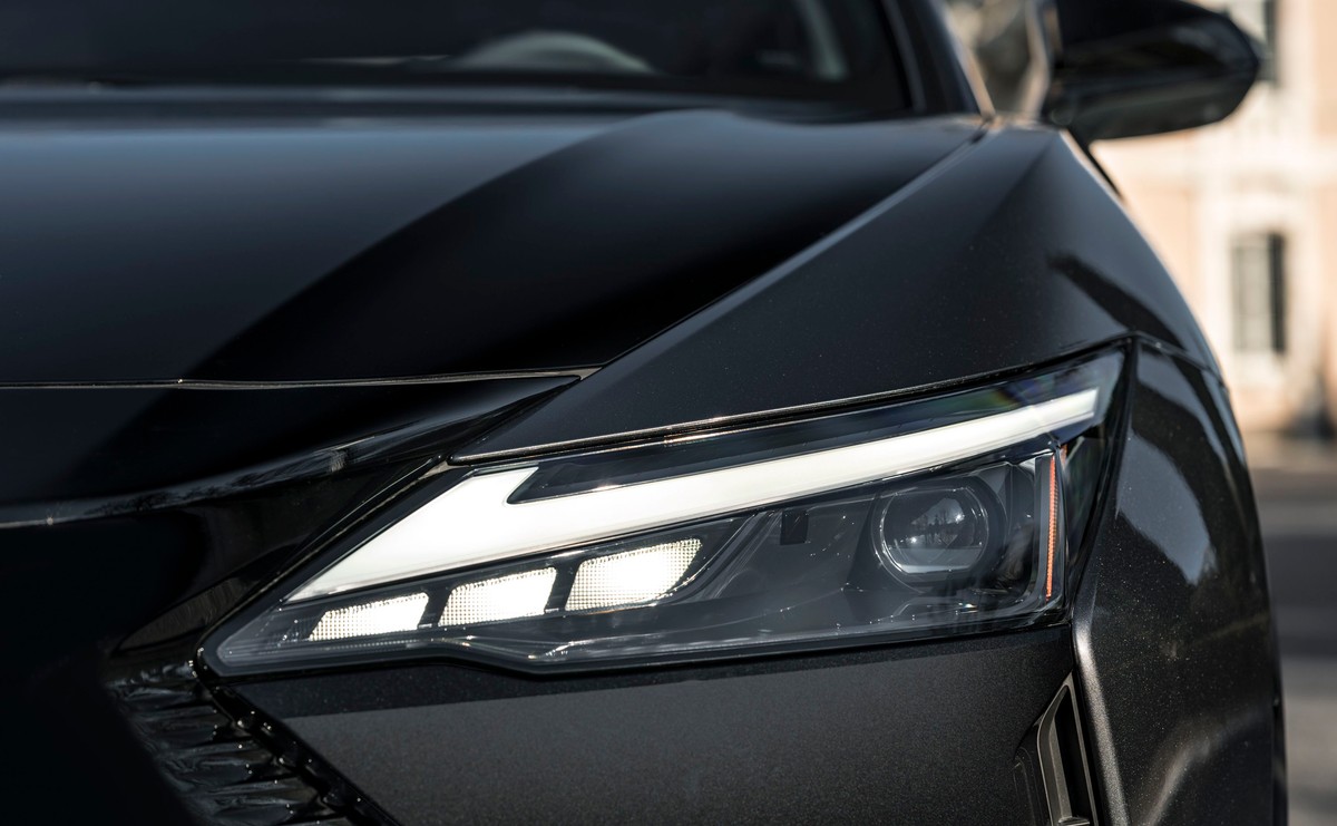 Lexus RZ 300e na rynku. Większy zasięg, niższa cena, gwarancja na milion kilometrów