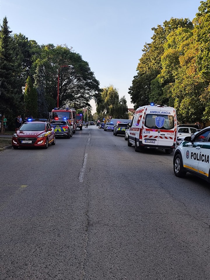 Polícia prijala oznámenie, že na sídlisku v meste Trnava, malo prísť k požiaru a výbuchu pri použití chemikálií.