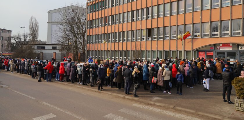 Ukraińcy już mogą składać wnioski o PESEL. Szturm interesantów na Urząd Miasta Łodzi. Przy Krzemienieckiej 2 są drzwi do normalnego życia dla ofiar rosyjskiej agresji na Ukrainę