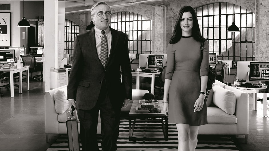 Anne Hathaway i Robert De Niro w filmie "Praktykant"