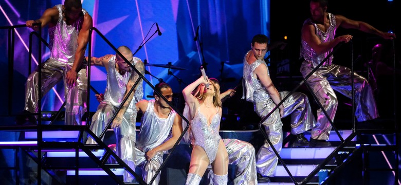 Spóźnienie i wpadka Jennifer Lopez na koncercie w Warszawie. Był też mocny apel