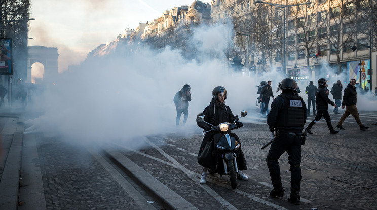 Franciaországban hetek óta tiltakoznak amiatt, hogy a legújabb szabályozás értelmében az állampolgárok csak oltási igazolvánnyal vehetnek igénybe számos szolgáltatást/Fotó: MTI EPA