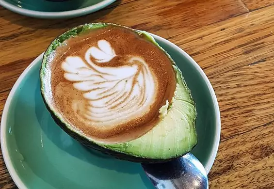 Avolatte to nowy kulinarny specjał dla fanów nietypowej kawy. Mamy przepis!