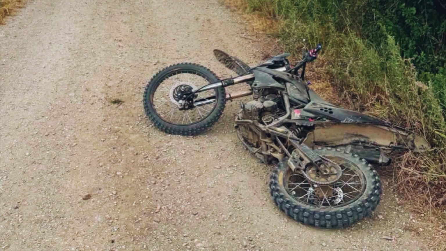 Motocyklista neprežil do rampy.