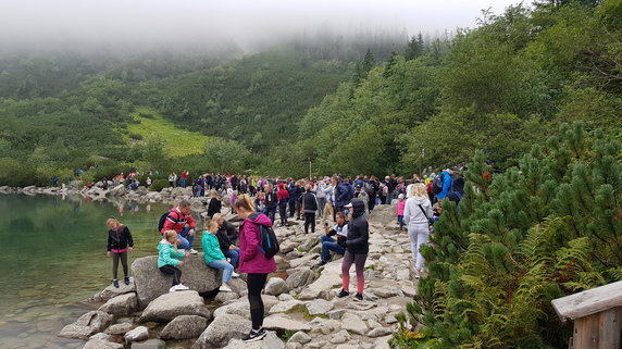 Szturm turystów na Morskie Oko