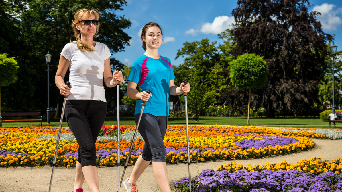 Nordic walking zdobywa coraz większą popularność w naszym kraju. Szacuje się, że już ponad 3 miliony Polaków uprawia tę dyscyplinę sportu. Jak rozpocząć przygodę z kijkami oraz co zrobić, aby nasz trening był jak najbardziej efektywny?