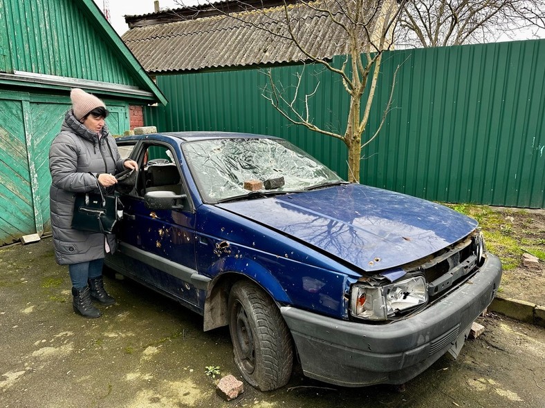 Halina pokazuje samochód, w którym zastrzelono jej syna