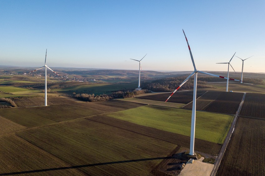 Ljudi i dalje više koriste naftu nego što se okreću ka obnovljivim energijama