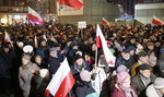 Protest w obronie TVP. Tłumy zebrały się pod siedzibą telewizji. Szokujące okrzyki w stronę Tuska