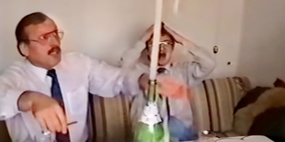 Nagranie pod tytułem "Otwieranie szampana" stało się viralem na YouTubie. Po 25 latach odnaleziono rodzinę z nagrania. To państwo Matuszakowie.