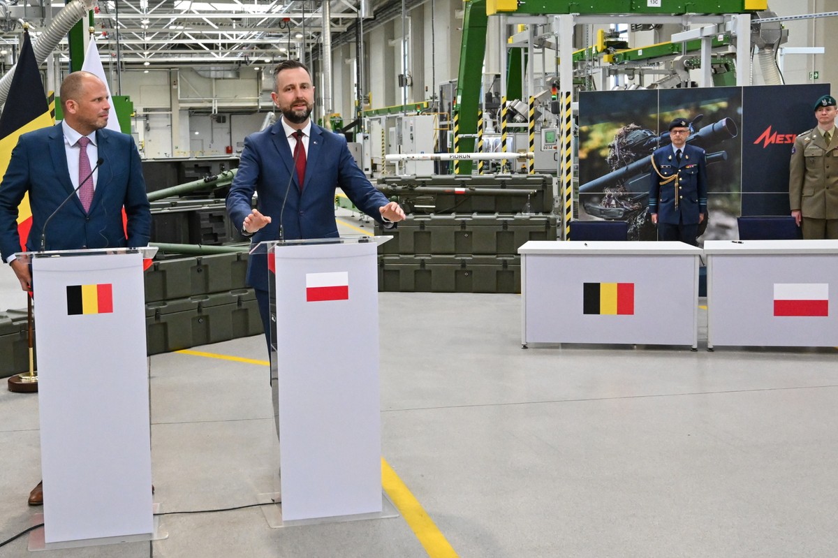 Wicepremier, minister obrony narodowej Władysław Kosiniak-Kamysz oraz minister obrony Belgii Theo Francken podczas konferencji prasowej w siedzibie zakładów MESKO SA. w Skarżysku-Kamiennej.