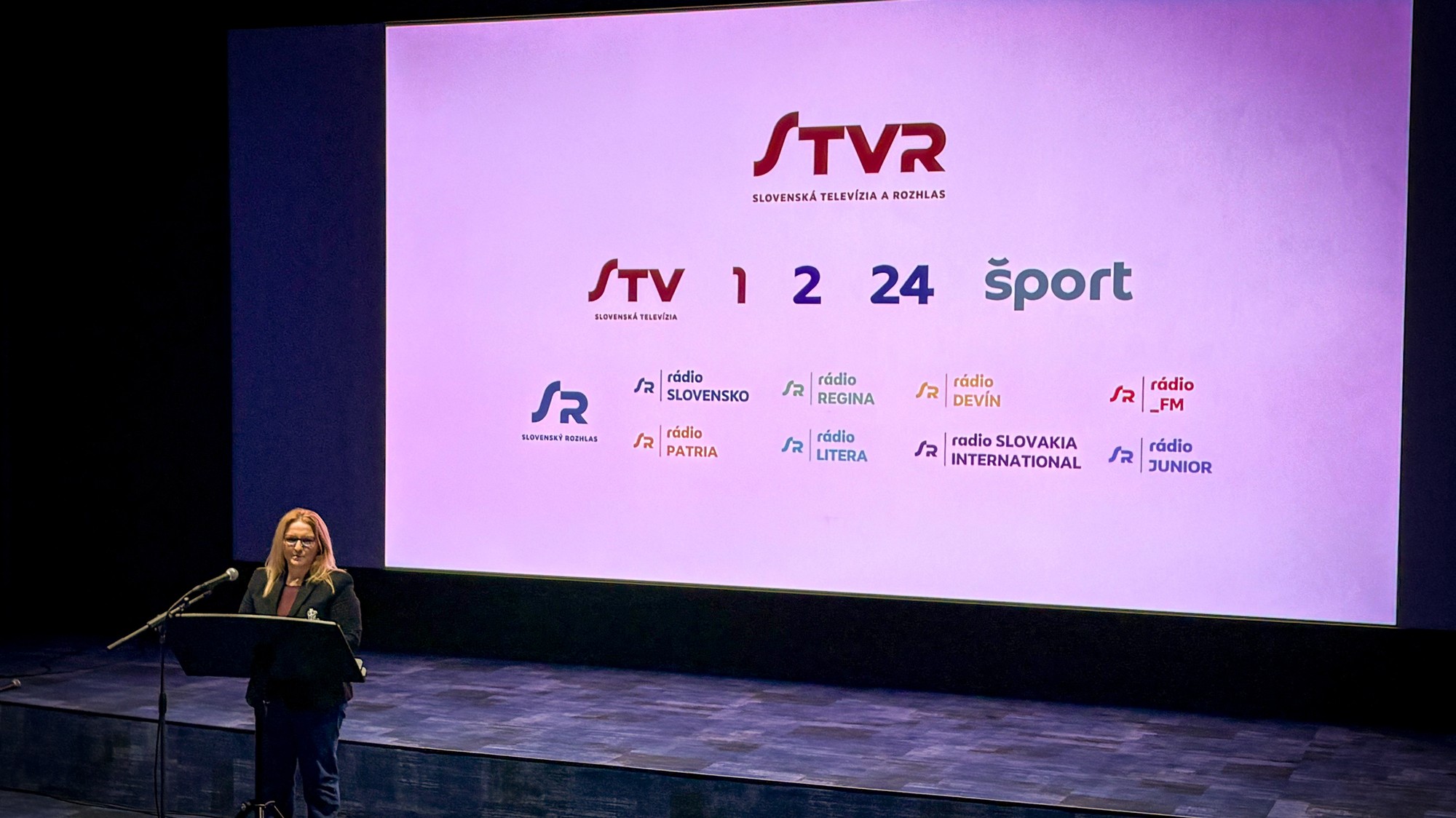 Martina Flašíková počas oficiálneho predstavenia nového vizuálu STVR