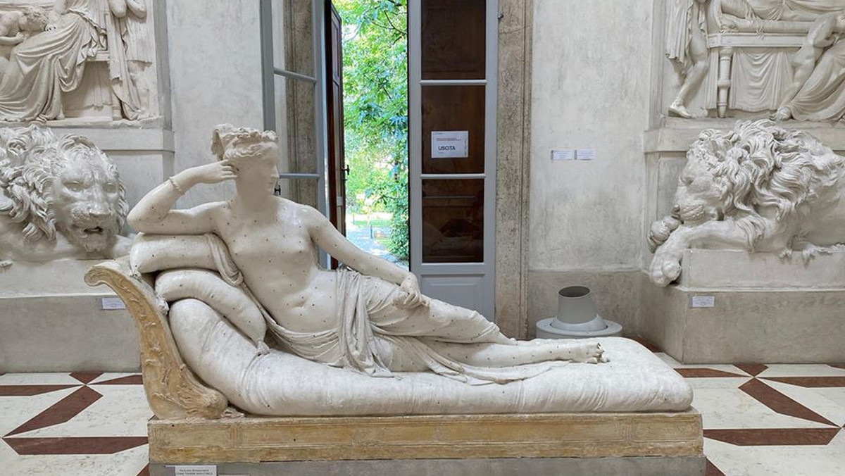 Mężczyzna, który uszkodził rzeźbę we włoskim muzeum w Possagno, to 50-latek z Austrii. Podczas pozowania do zdjęcia, odłamał posągowi trzy palce u stopy. W sieci pojawiło się nagranie przedstawiające moment zdarzenia.