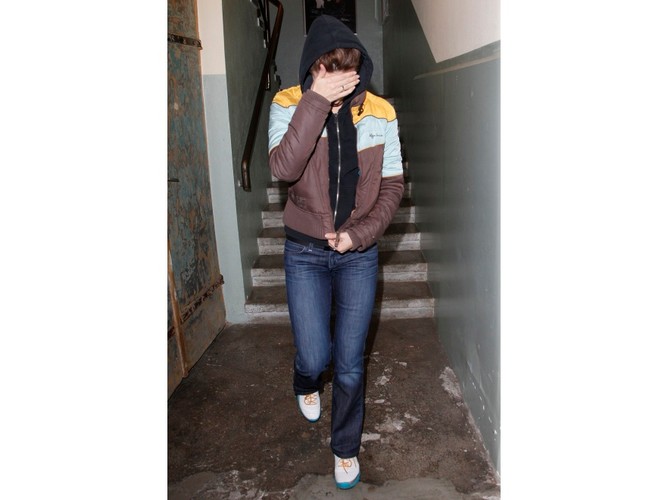 Aktorka szczelnie zasłaniała niepomalowaną twarz.