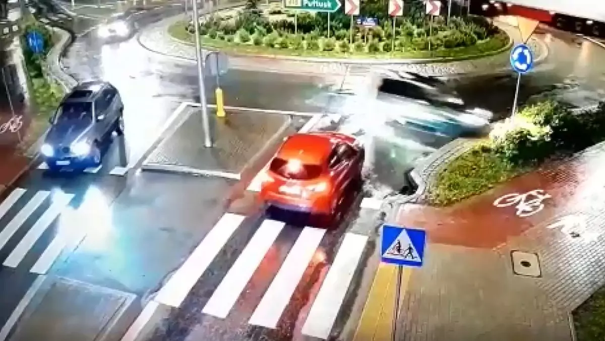 Pijany 62-latek nie trafił na zjazd z ronda. Podróż zakończył rozbijając auto