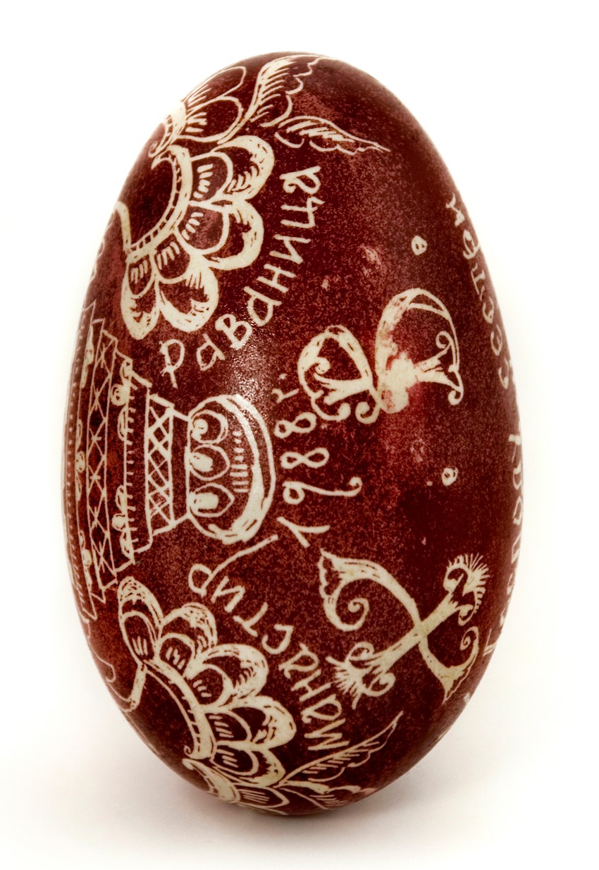 Brojni tradicionalni motivi na jajetu iz 1988. godine koje se čuva u manastiru Ravanica