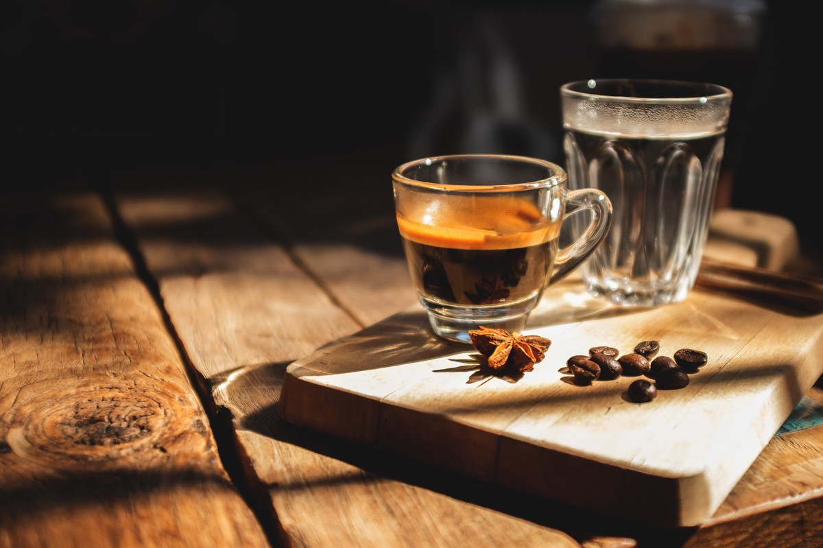 Dlaczego gdy zamawiamy espresso, dostajemy też szklaneczkę wody?