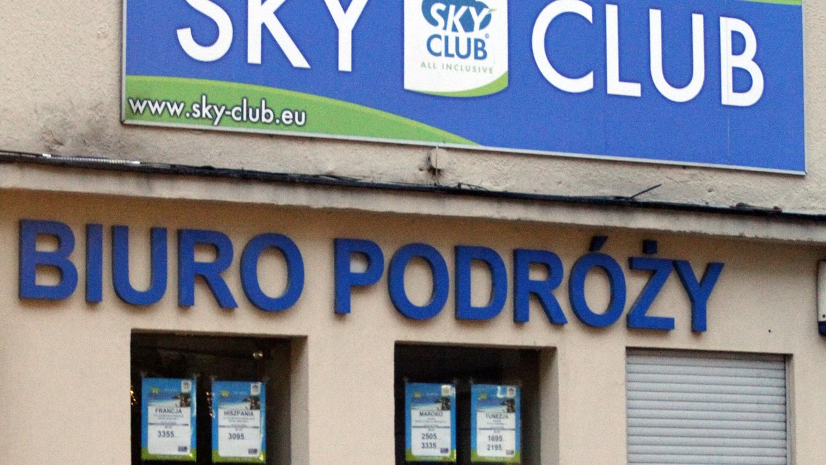 - Sky Club to kolejna firma, która ogłosiła upadłość. W naszej ocenie obowiązujący system jest niewystarczający na powrót klientów z imprezy turystycznej i zapewnienie zwrotu wniesionych wpłat. Widzimy z pobieżnych ocen, że gwarancja bankowa nie wystarczy na pokrycie kwot wszystkich roszczeń. Postulujemy powołanie specjalnego funduszu, wzajemnego ubezpieczenia czy wzajemnej formuły, które zabezpieczyłoby interesy klientów i byłoby rezerwą na wypadek wyczerpania się funduszy - powiedział Adam Struzik, marszałek województwa mazowieckiego. - Ważne jest, by było źródło pokrycia brakujących pieniędzy - dodał.