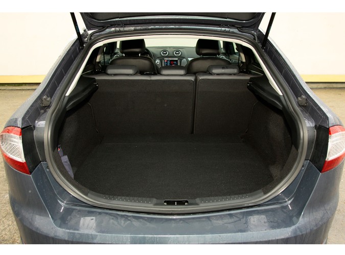 Jeżdżąc fordem mondeo mieliśmy dziwne wrażenie, że ujawnia się u nas rozdwojenie jaźni, a wszystko za sprawą mieszanych uczuć jakie wywoływał. Rozpływanie się nad jego zaletami w trasie przeplatało się z rozdrażnieniem jego nieporęcznością w zatłoczonym mieście