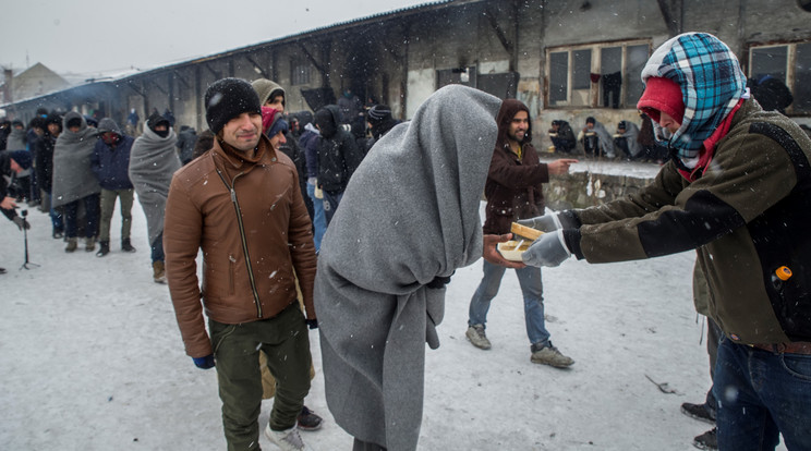 Takaróval próbálják védeni magukat a menekültek / Fotó: Northfoto