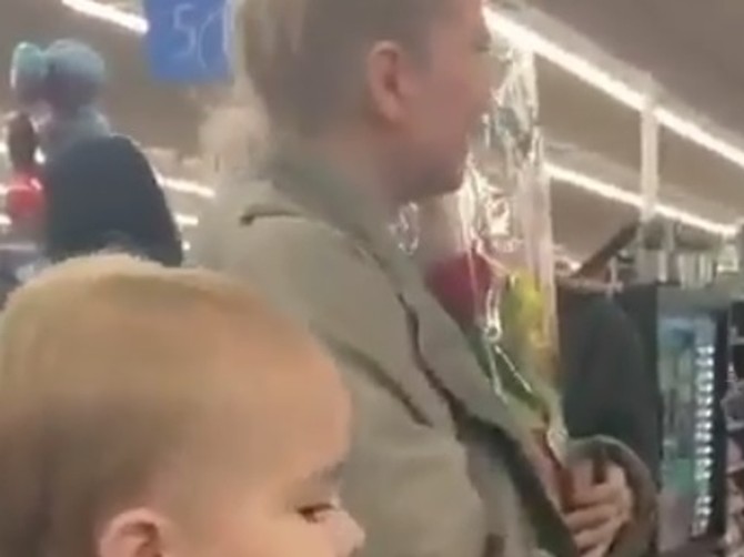 Sia plaća račune u radnji