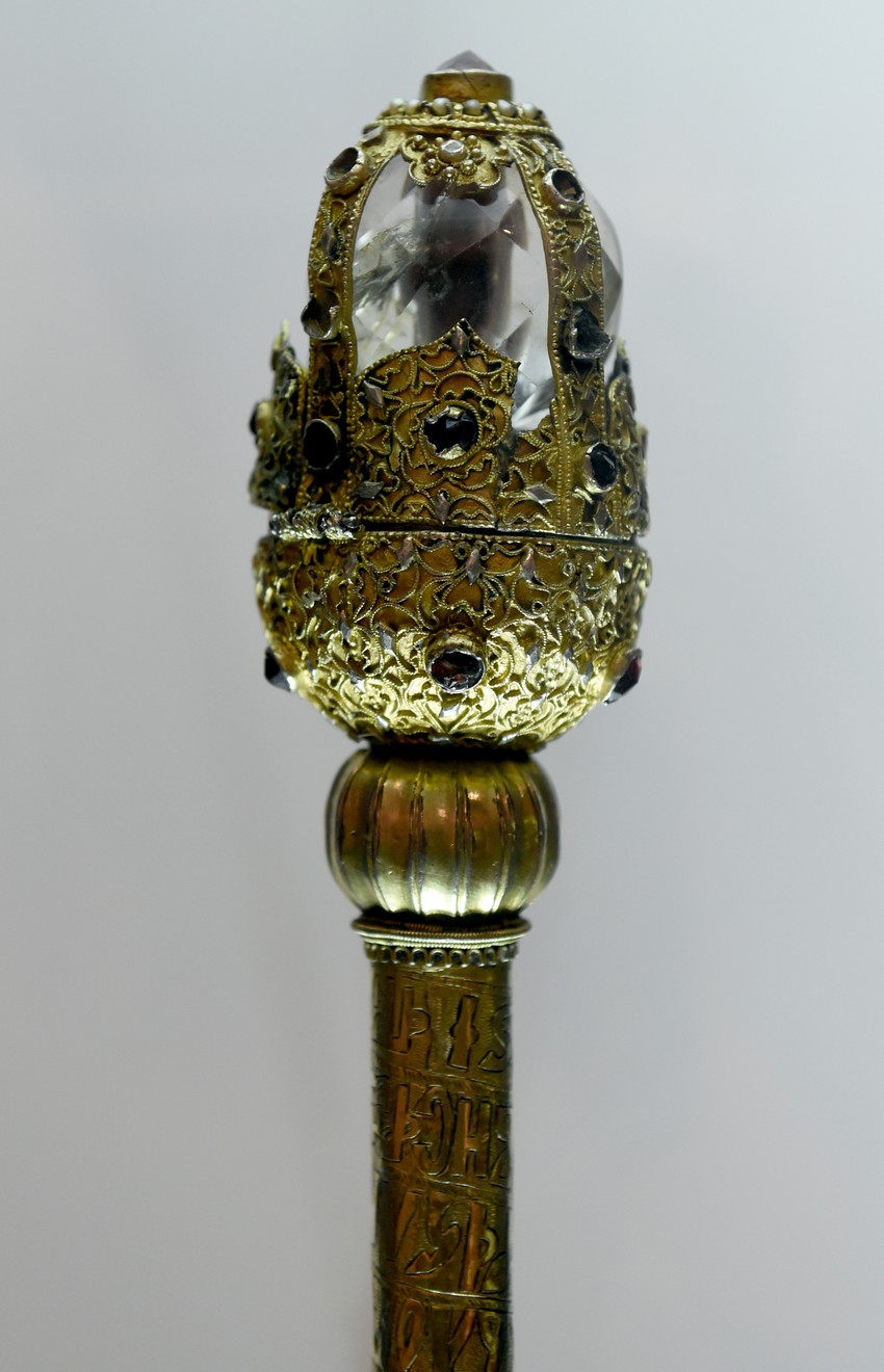 Žezlo ili štap Svetog Save: okovan srebrom i zlatom, sa poludragim kamenjem, gorskim kristalima  - dugačak je 143 cm. Danas se čuva u manastiru Mileševi