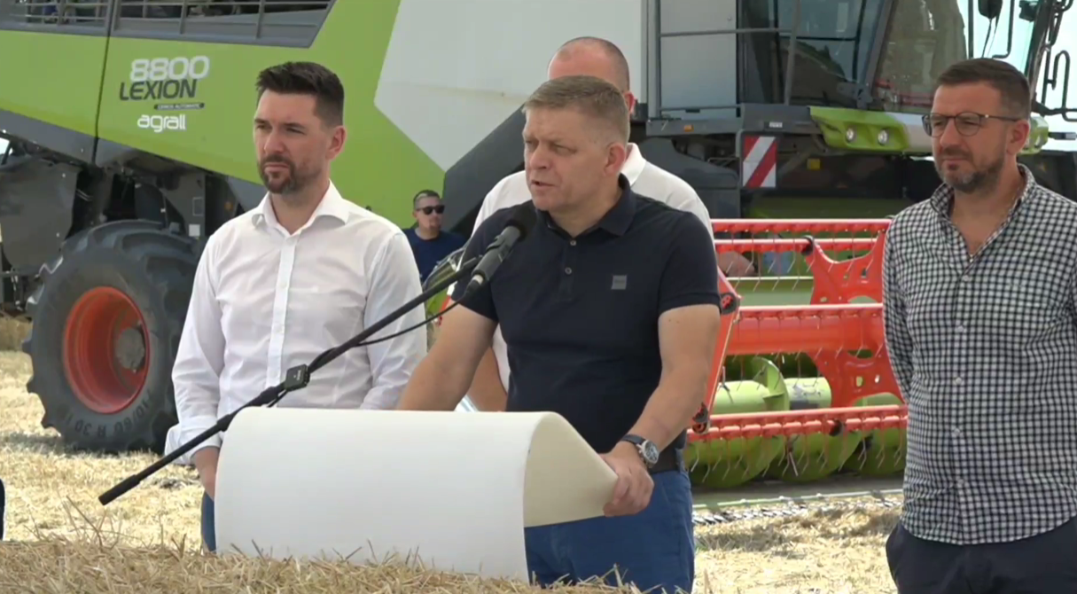 Fico v prvý deň návratu do práce navštívil poľnohospodárske družstvo v Slovenskej Novej Vsi, kde sa oboznámil s priebehom tohtoročnej žatvy.