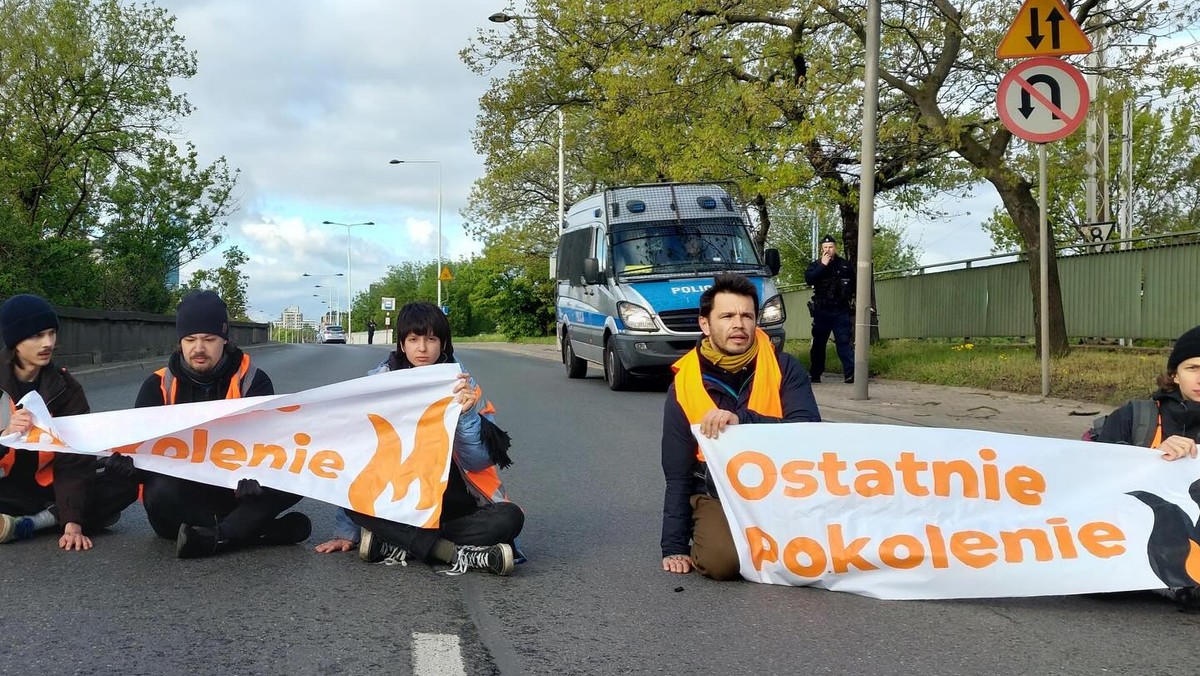 Ostatnie Pokolenie blokuje dwa mosty w Warszawie