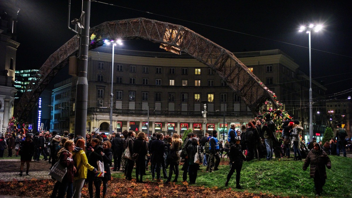 Warszawa, 15.11.2013. Happening Niewzruszeni! Całujemy się pod tęcz odbył się pod spaloną konstrukcją tęczy na placu Zbawiciela 15 bm., w Warszawie. Akcja, w której wzięło udział co najmniej kilkadziesiąt osób, jest protestem przeciwko zniszczeniu tęczy