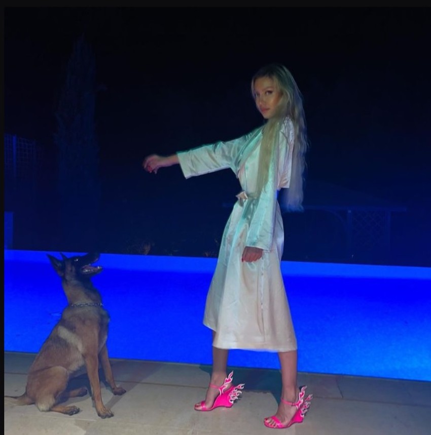 A.V. devojka Miće Megatrenda