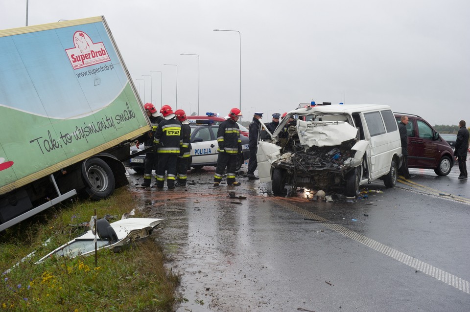 Zderzenie busa z tirem w woj. łódzkim