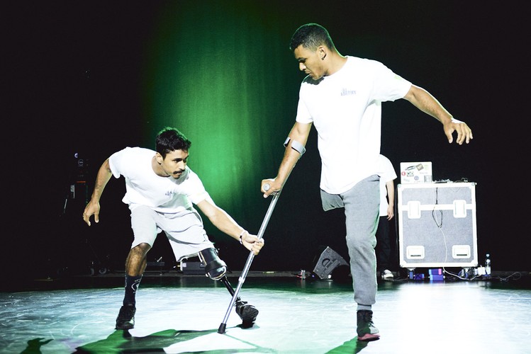 <strong>ILL-Abilities - niepełnosprawność ma moc</strong>
<br></br>
Umiejętnościami akrobatycznymi zaimponowali też ILL-Abilities, międzynarodowy kolektyw niepełnosprawnych tancerzy breakdance. Wciągającym widowiskiem była „breakdance battle”, którą stoczyli z polskimi tancerzami. W występie wzięli też udział niepełnosprawni uczestnicy warsztatów, które ILL-Abilities prowadzili we Wrocławiu w ramach Brave Festival.
<br></br>
fot. Mateusz Bral